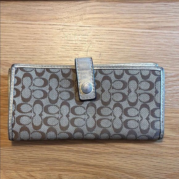 Brown classic Coach wallet! - Picture 1 of 3